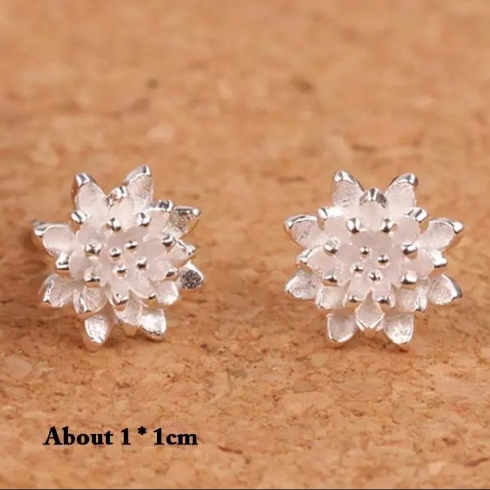 NEW!💙💎LOTUS! SO ADORABLE!💎💙SILVER PLATED STUDS - Picture 3 of 13